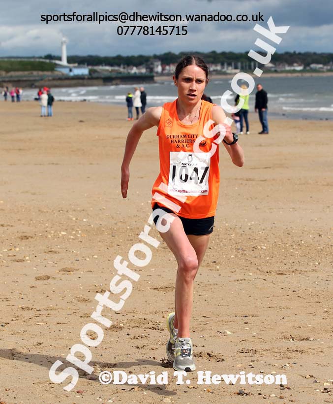 Rosie Smith (Durham City) lwins the womens Pier to Pier, South Shields. Photo: David: David T. Hewitson/Sports for All Pics
